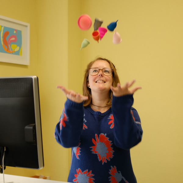 Nynke jongleert met menstruatiecups en -disks