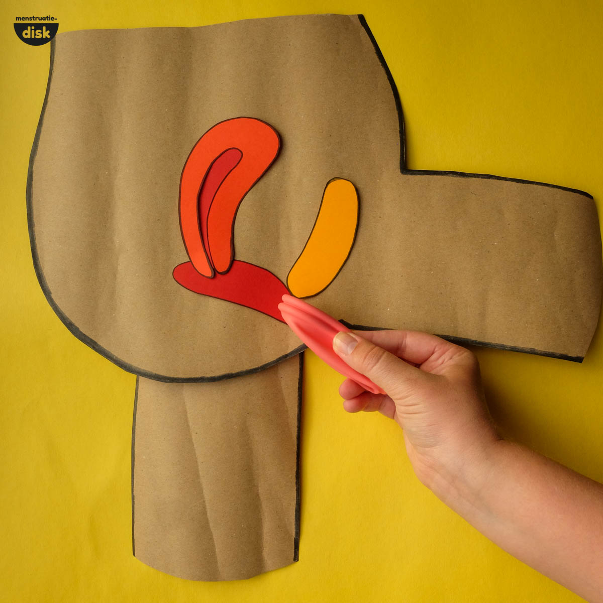 Een gevouwen menstruatiedisk indoen
